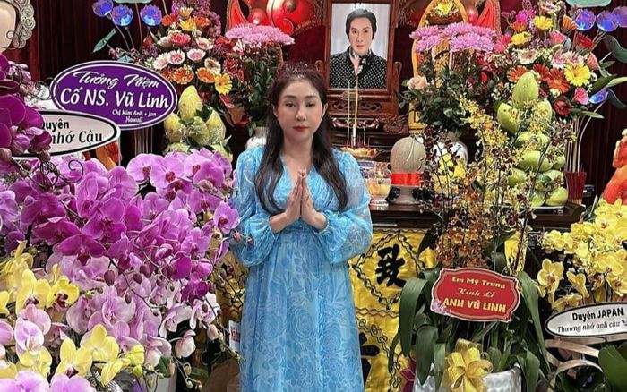 Xúc động khoảnh khắc NSƯT Thoại Mỹ như 'chết lặng' trước bàn thờ cố NSƯT Vũ Linh