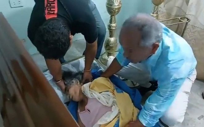 Cụ bà 'sống dậy' đập quan tài đòi ra giữa đám tang của chính mình