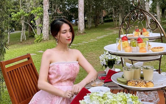 Hòa Minzy khoe visual tựa như công chúa trong rừng, bờ vai trần hững hờ hút mọi ánh nhìn