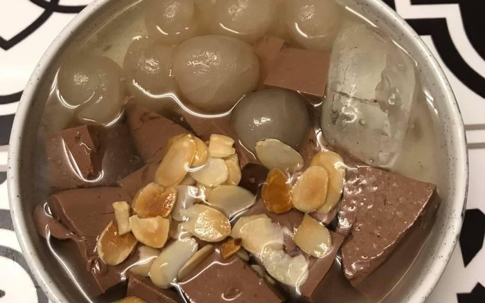 Trổ tài làm món chè khúc bạch 'tiết lợn luộc', cô gái khiến cả nhà khóc thét