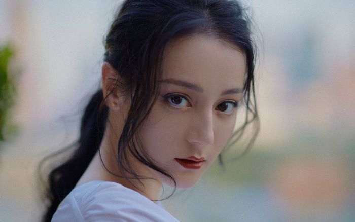 Địch Lệ Nhiệt Ba bị mắng lươn lẹo, diễn xuất có hạn nhưng cứ thích đổ thừa