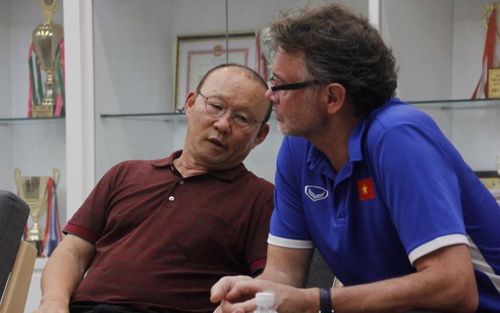 Sự đối lập giữa HLV Troussier và ông Park có gì đáng chờ đợi?