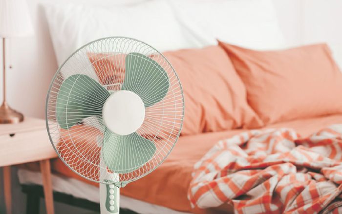 Thử dùng quạt bằng cách này: Ai ngờ mát như điều hòa
