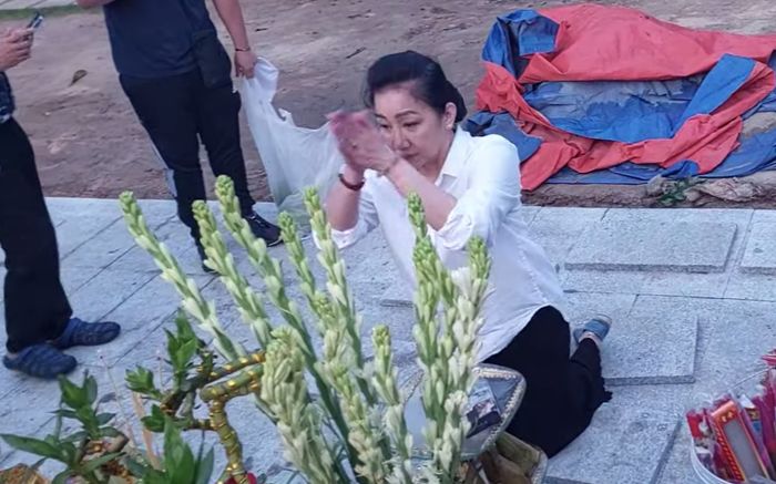 NSƯT Thanh Thanh Tâm quỳ gối nghẹn ngào trước mộ cố NSƯT Vũ Linh