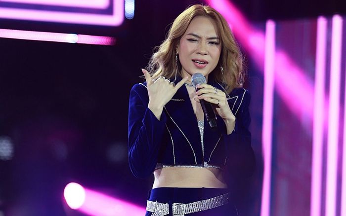 Mỹ Tâm xử lý ra sao khi gặp phải sự cố váy áo trên sân khấu?