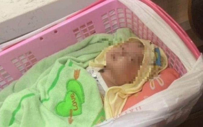 Bé gái sơ sinh bị bỏ rơi ở trước quán cà phê và lòng tốt của người phụ nữ trong lúc đi tập thể dục