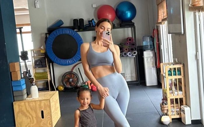 Con gái Hồ Ngọc Hà lộ rõ chiều cao đáng ngưỡng mộ, được khen là phiên bản mini của mẹ