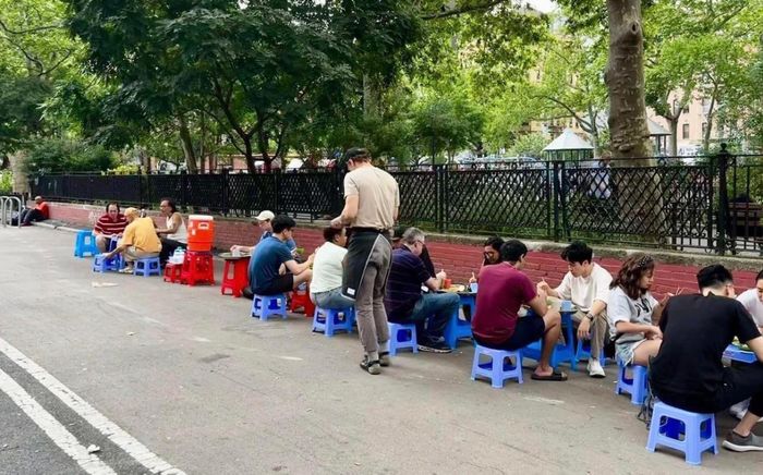Dân mạng xôn xao hàng bún đậu mắm tôm được bán ngay trên vỉa hè New York