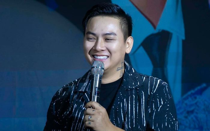 Hoài Lâm hát chay tặng khán giả trên sân khấu ngày trở lại, không thể hiện trọn vẹn bài hát vì 1 lý do?