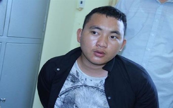 Phanh phui bí mật động trời bên trong chiếc balo của gã thanh niên trẻ