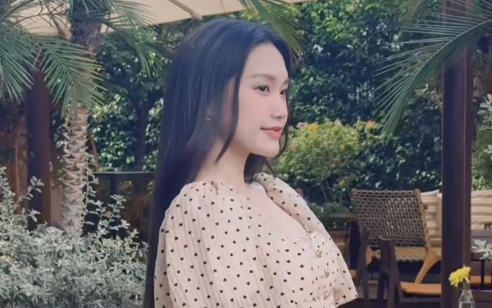 Vóc dáng 'thắt đáy lưng ong' hút mắt của bạn gái Đoàn Văn Hậu, bất chấp tất cả 'cam thường'