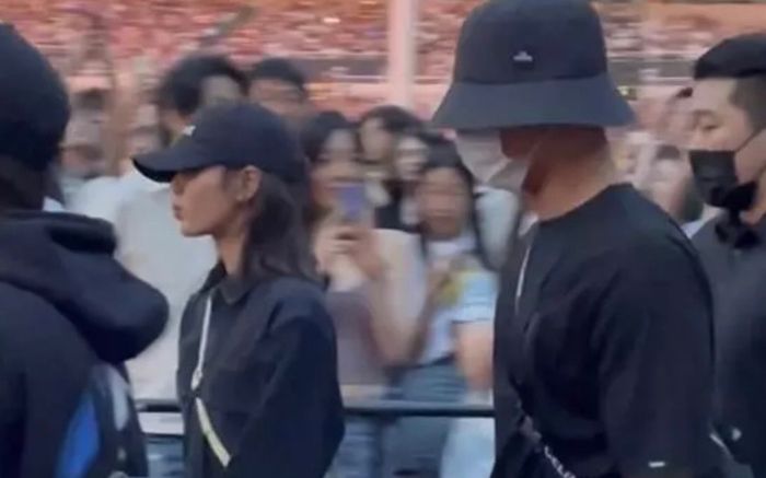 Lộ bằng chứng Lisa hẹn hò với Park Bo Gum?