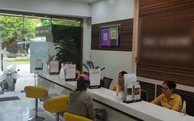 Thấy khách run rẩy rút gần 1 tỷ, nhân viên ngân hàng vội báo công an