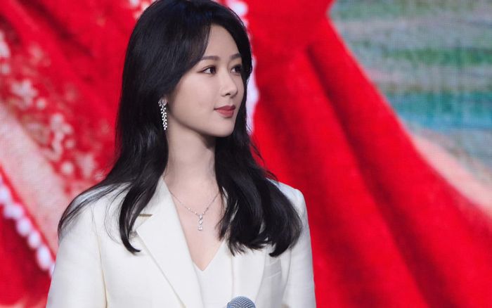 Dương Tử nhận tin vui sau thời gian bị chê vì làm lố, nhan sắc liệu có 'ăn đứt' Địch Lệ Nhiệt Ba?