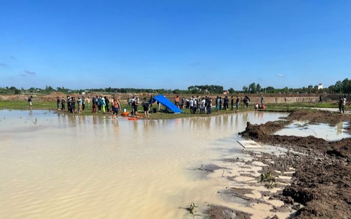 Vợ khóc ngất cạnh thi thể chồng và 2 con sau buổi bắt ốc định mệnh