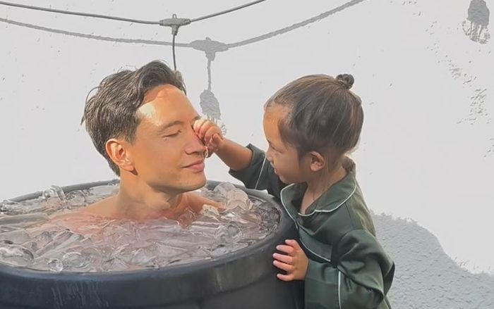 Hành động tan chảy của ái nữ nhà Hồ Ngọc Hà khi thấy bố ngâm nước đá toàn cơ thể