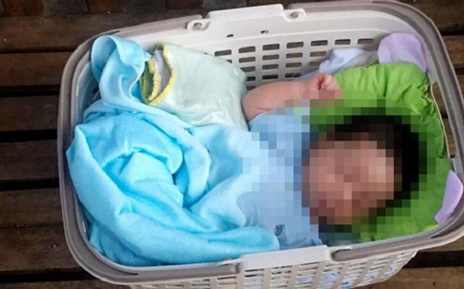 Tiếng khóc ngặt nghẽo phát ra ở cổng chùa, giật mình khi nhìn vào bên trong giỏ nhựa