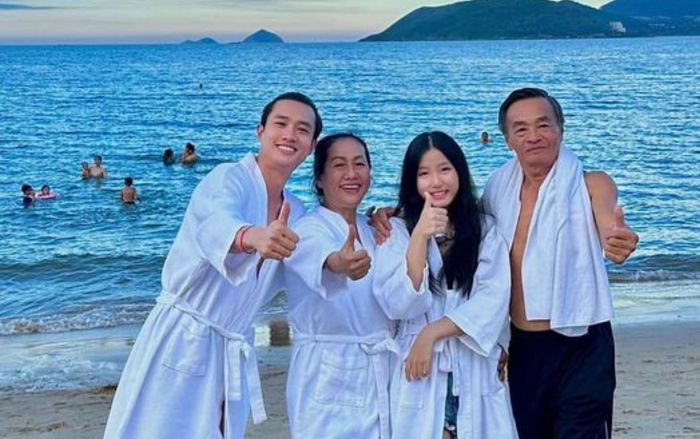 Khoe ảnh đi biển với gia đình, Quốc Trường bị netizen 'nhắc khéo' thiếu một thành viên