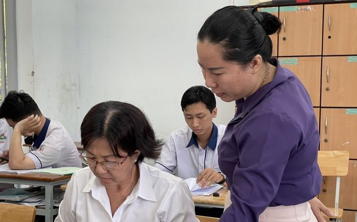 Thí sinh 64 tuổi trắng đêm ôn thi tốt nghiệp THPT