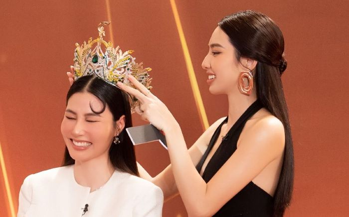 Diễm My 9X bất ngờ được Thùy Tiên trao vương miện, chuyện gì đang xảy ra?