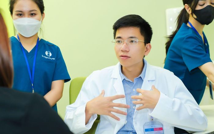 Bác sĩ Ngọc Trung: 3 tiêu chí vàng chọn túi nâng ngực đúng và đẹp