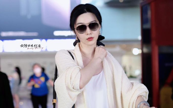 Phạm Băng Băng diện đồ như đầm ngủ đi xe buýt, netizen 'bật ngửa' khi soi đến chiếc vòng tay 13 tỷ