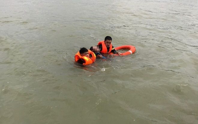 Phút gay cấn giải cứu người phụ nữ gieo mình xuống sông Lam