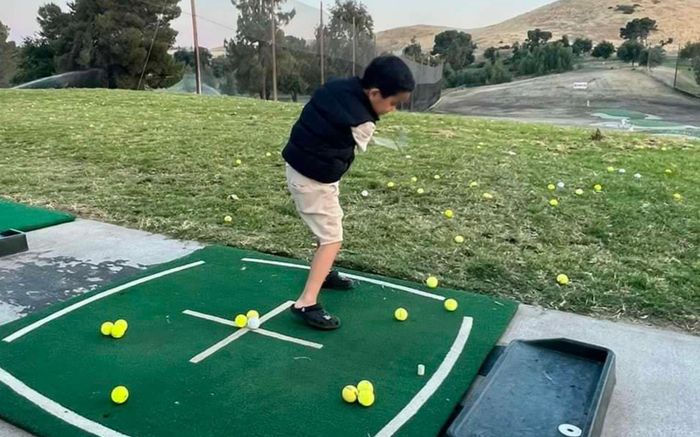 Quý tử nhà Phạm Hương lên đồ ra sân chơi golf, phong thái chuẩn rich kid 'từ trong trứng'