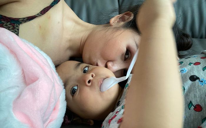 Võ Hạ Trâm 'tan chảy' với hành động siêu đáng yêu này của ái nữ lai Ấn