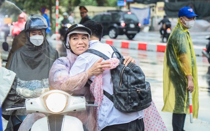 Ấm áp khoảnh khắc phụ huynh dành cho con những cái ôm, nụ hôn trước cổng trường thi