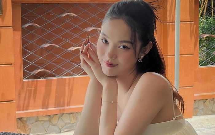 'Mẹ bầu' Minh Hằng diện váy nữ tính bồng bềnh, lộ rõ visual ở những tháng cuối thai kỳ