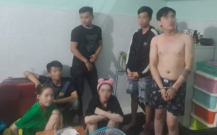 4 chàng trai và 2 cô gái đang 'làm bậy' trong phòng trọ bị Công an ập vào bắt quả tang