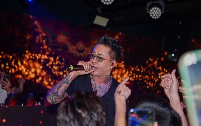 Chạy show ca hát, Tuấn Hưng không dám cởi áo trước mặt khán giả nữ vì 'sợ'... ngủ sofa