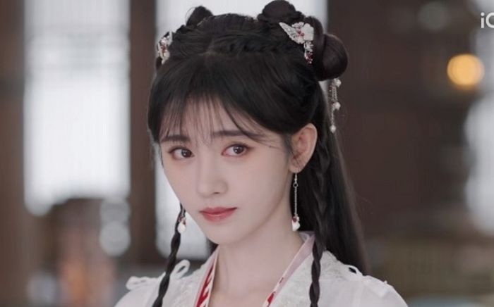 Đúng như dự đoán, Cúc Tịnh Y vẫn trang điểm lòe loẹt, diễn xuất muôn kiểu như một trong phim mới