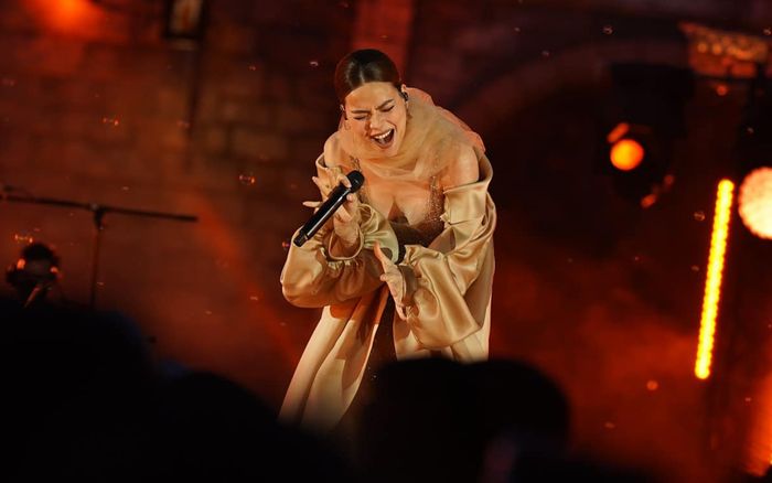 Hàng ngàn khán giả hòa giọng cùng Hồ Ngọc Hà trong bản tình ca đình đám giữa đất trời Đà Nẵng