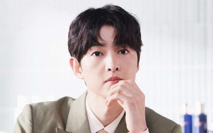 Song Joong Ki xuất hiện với 'visual' trẻ măng, để lộ một chi tiết có liên quan đến Song Hye Kyo