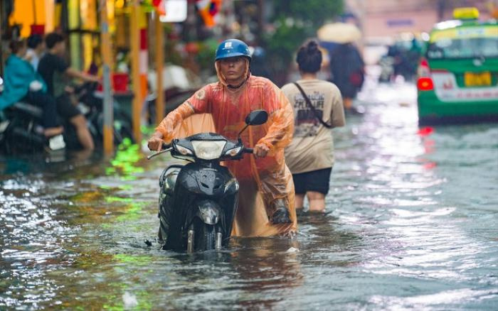 Nắng nóng gay gắt khắp miền Bắc, miền Nam vẫn loay hoay với mưa lớn