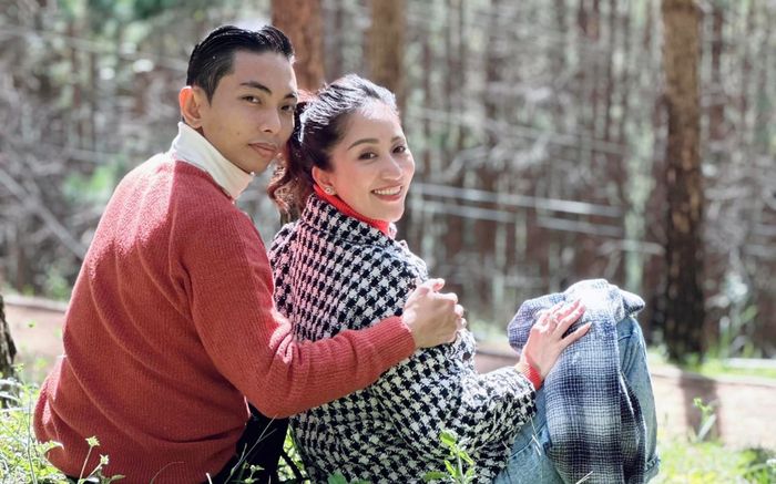 Khánh Thi - Phan Hiển 'xả kho' loạt ảnh đi du lịch, cử chỉ 'tình bể bình' gây sốt