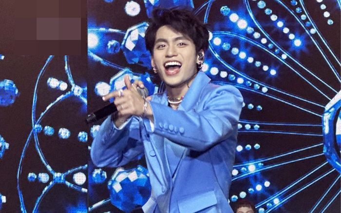 MONO chán phong cách sexy, bất ngờ ngoan hiền trên sân khấu mới