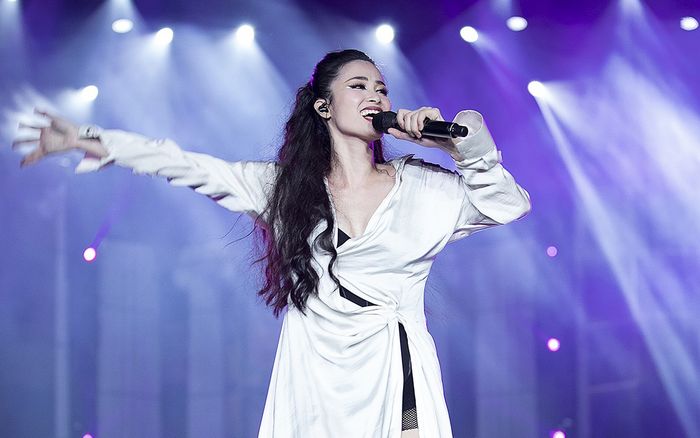 Sang nước ngoài chạy show, Đông Nhi khiến dân mạng phản ứng mạnh khi hát ca khúc mới