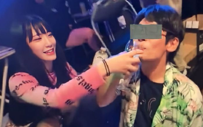 Phẫn nộ nữ ca sĩ cùng bạn bè ép khán giả uống nước rửa chén