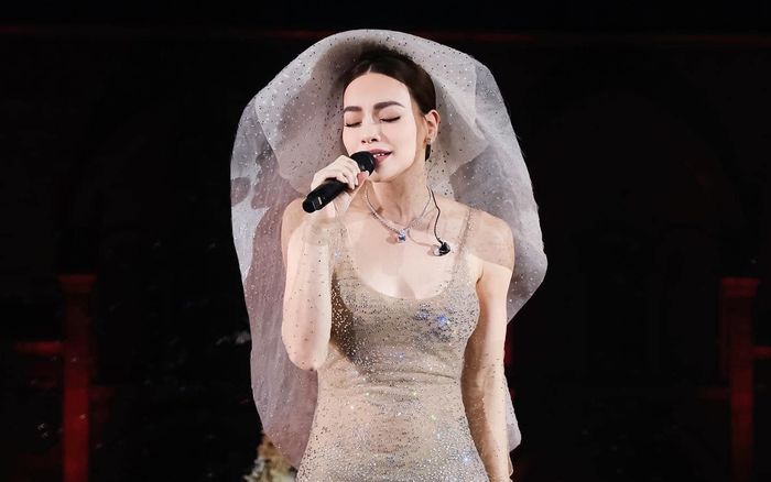 Phát hiện Hồ Ngọc Hà gặp sự cố ngay tiết mục mở màn đêm nhạc tại Đà Nẵng, nữ ca sĩ xử lý ra sao?
