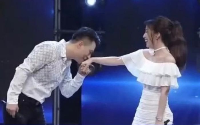 Việt Anh công khai hôn tay 'cá sấu chúa' Quỳnh Nga, dân tình được dịp đẩy thuyền tới bến