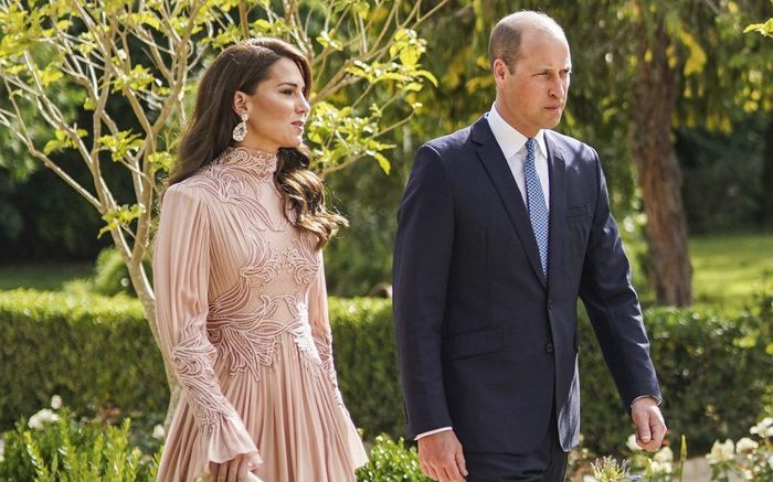 Làm khách đám cưới thanh lịch như Kate Middleton: Váy đơn sắc, ví clutch là 'chân ái'