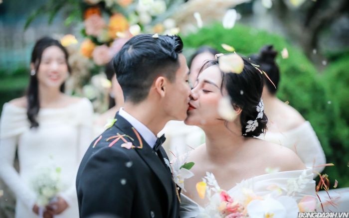 Mẹ vợ Bùi Tiến Dũng khiến dân tình hoang mang với status gây khó hiểu