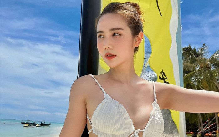 Huyền Lizzie cực 'cháy' với bikini cắt xẻ táo bạo: Body mẹ 1 con làm dân tình 'xỉu up, xỉu down'