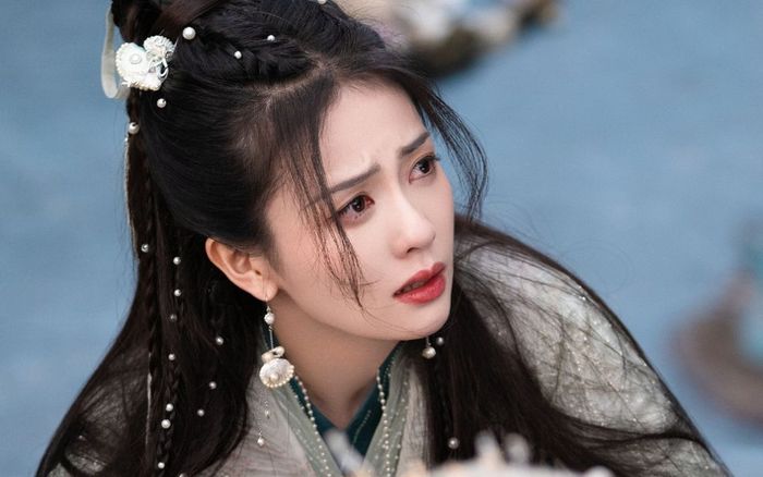 Bạch Lộc gặp phải kỳ phùng địch thủ: Là một đàn chị kém nổi nhưng thích bắt chước?