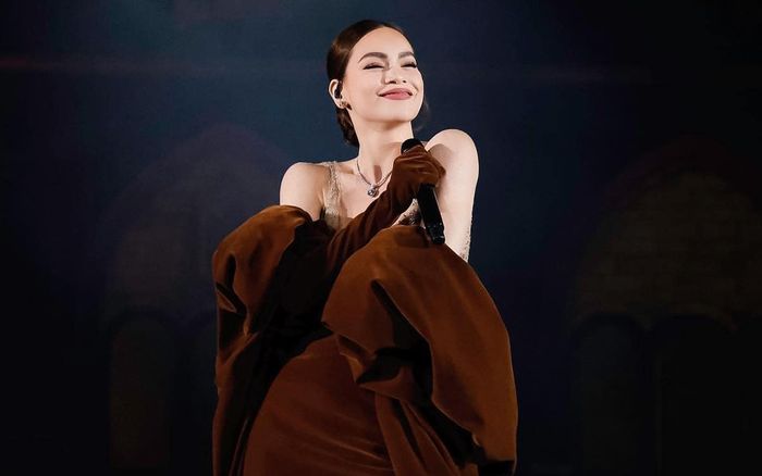 Nữ khán giả có con nhỏ kể về chuyến bay gian nan từ Châu Âu về Việt Nam chỉ để nghe Hồ Ngọc Hà hát