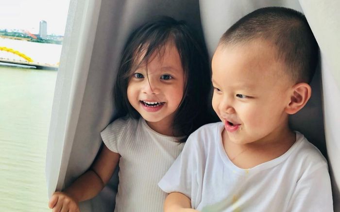 Loạt khoảnh khắc 'cưng xỉu' của hai nhóc tỳ nhà Hồ Ngọc Hà, quý tử Leon có biểu cảm giật spotlight