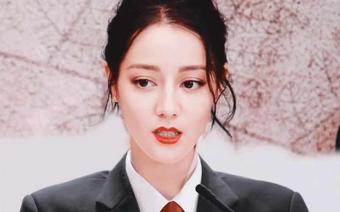 Xinh đẹp như Địch Lệ Nhiệt Ba cũng có lúc bị nhận xét là 'tạm chấp nhận được'